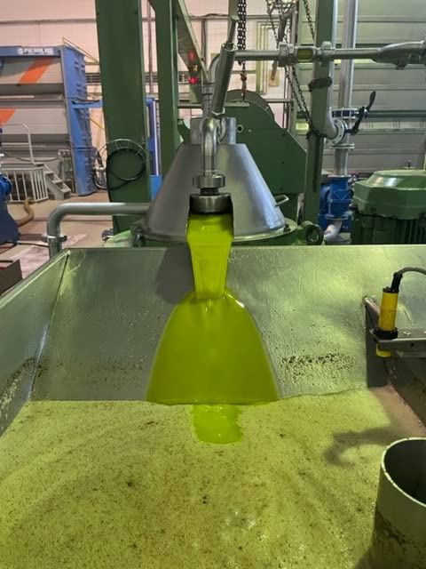 Extra Virgin Olive Oil - Santa Maria Portuguese Vintage Metal Tin - 200ml. This is a brand with almost 100 Years. (1)