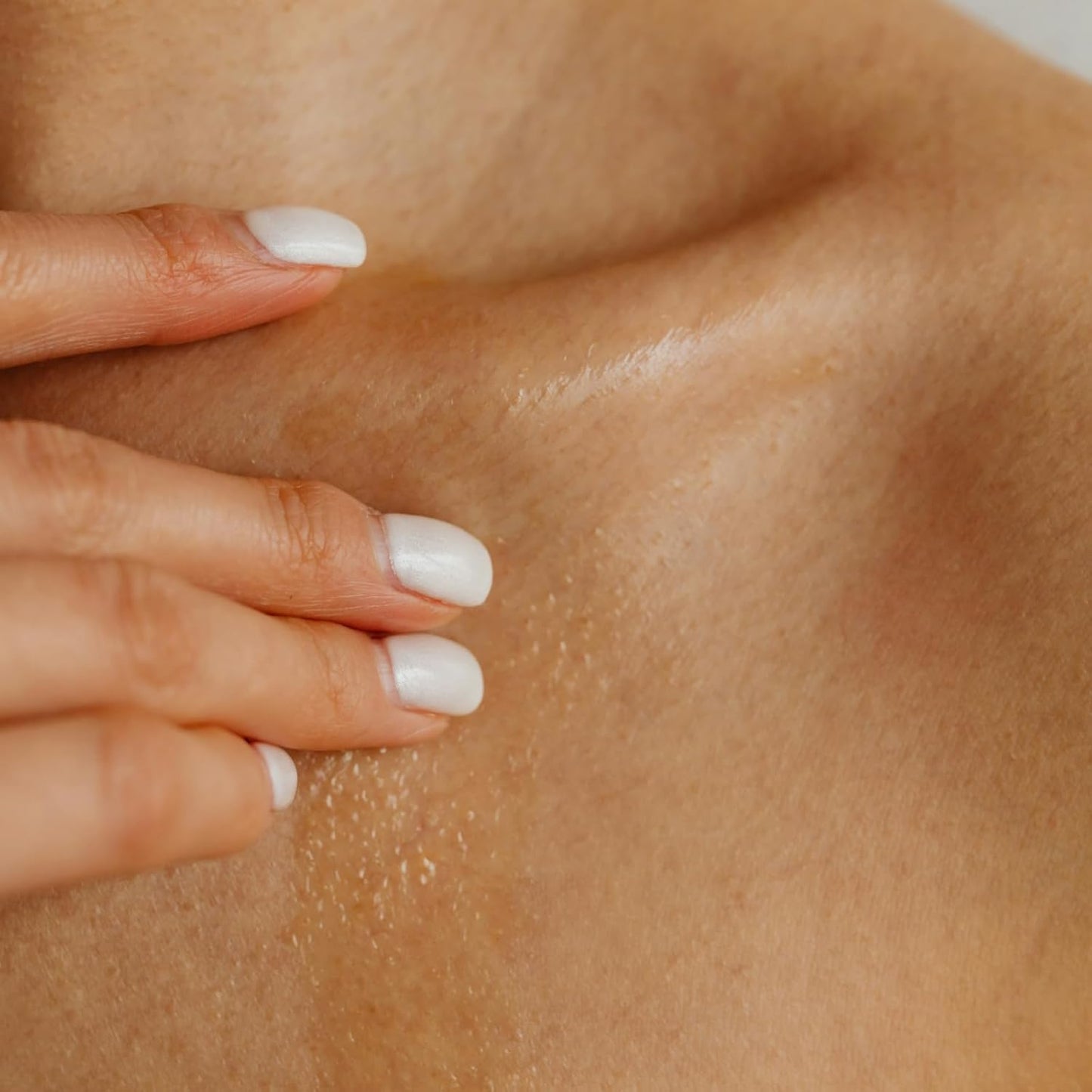 MELONY Massage Oil Candle for Pure Relaxation- 8.1 oz- Moisturizing Essential Oil Body Massage Candle for Home Spa- Amazing Gift for Women & Men (Pineapple Rum)