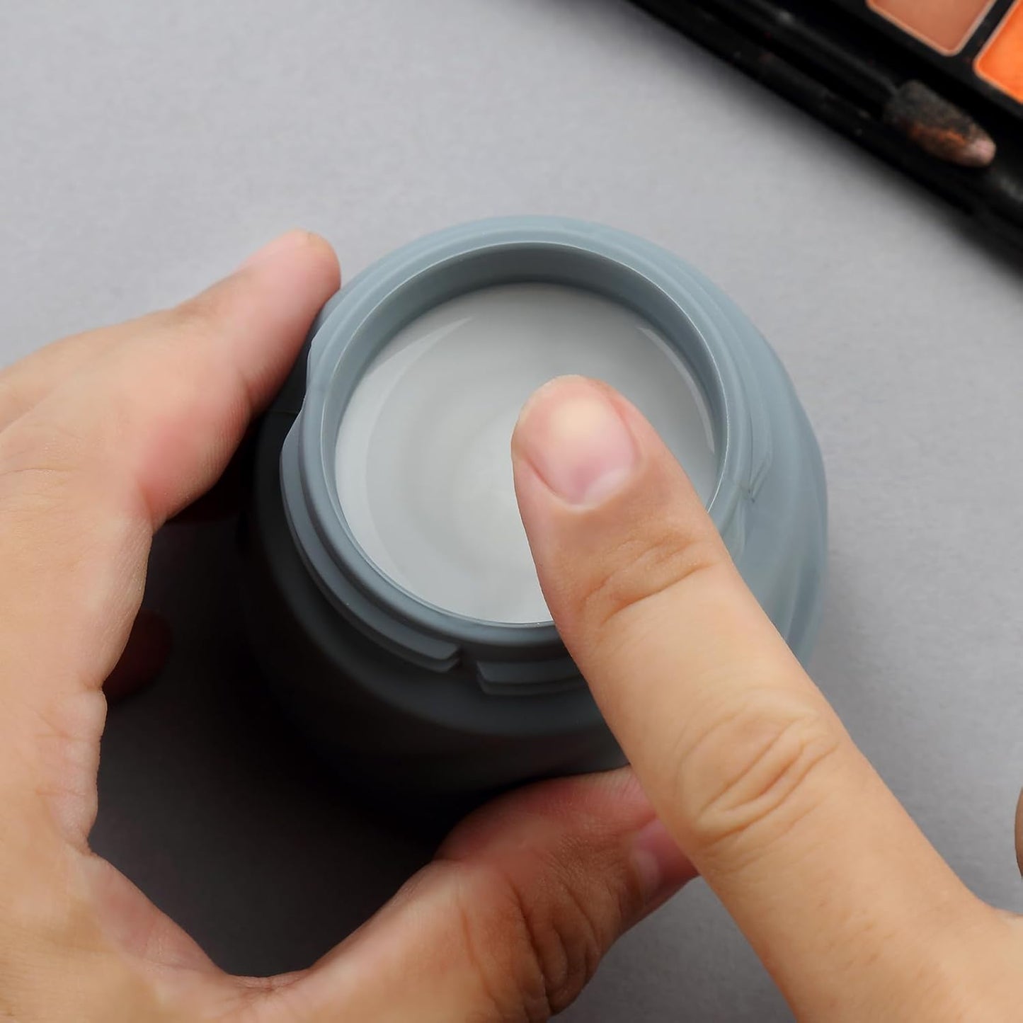 Gemice Silicone Cream Jars TSA Approved Travel Size Containers with Clear Bag, Leak-proof Travel Accessories with Lid for Cosmetic Face Body Hand Cream (4 Pack)