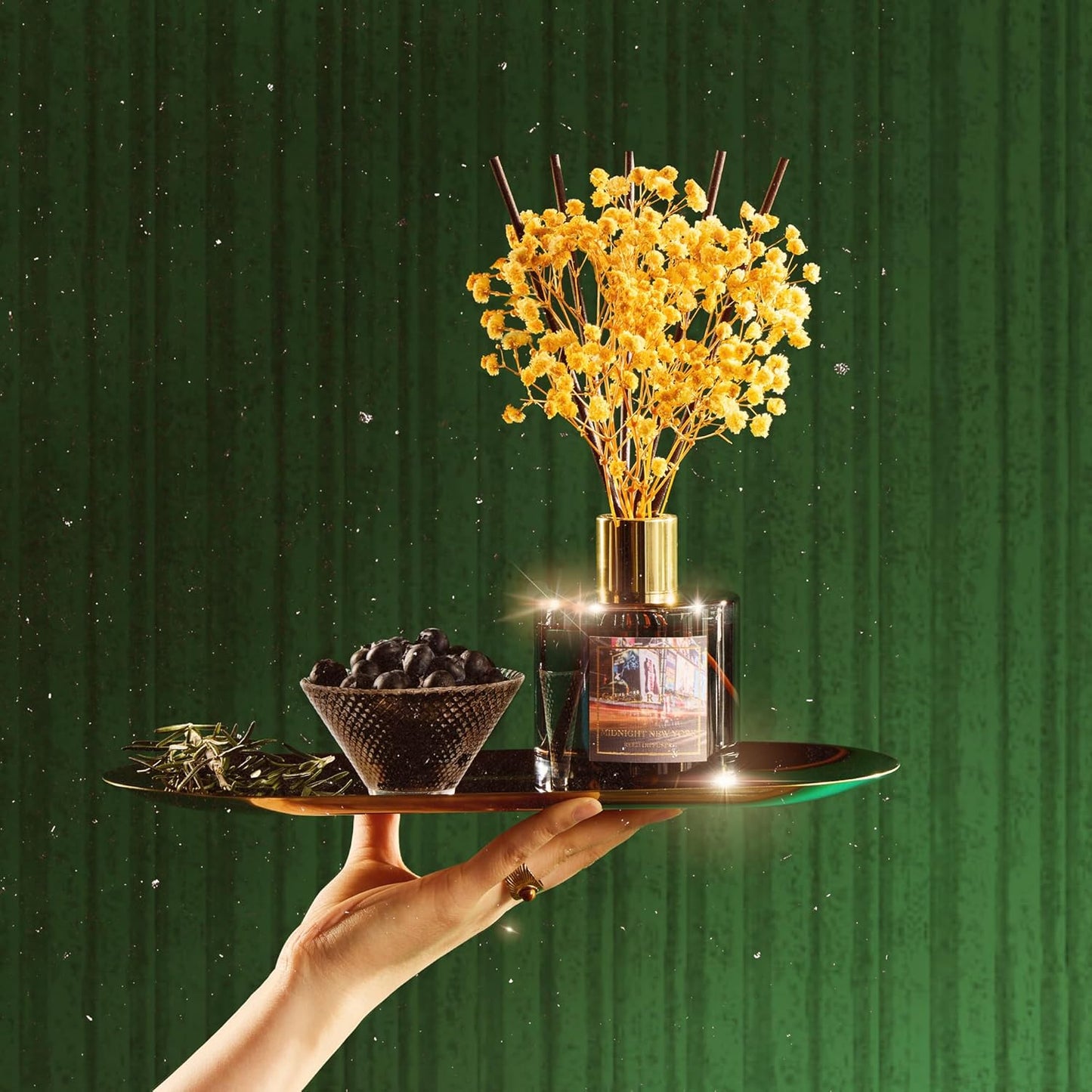 COCORRÍNA Reed Diffuser - Midnight New York 6.7 Fl.oz Reed Diffuser Set with 8 Sticks & Preserved Baby's Breath, Reed Diffuser for Home Bathroom Shelf Decor