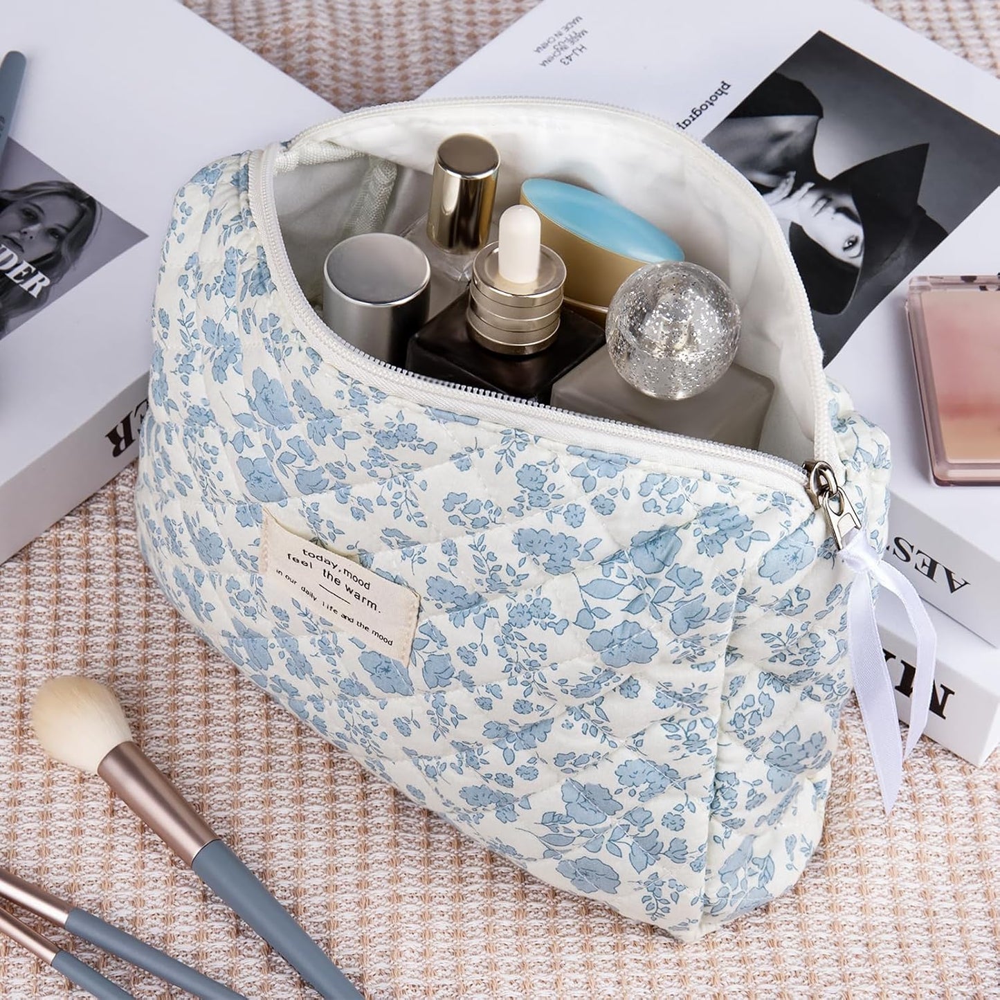Floral Makeup Bag, Large Cosmetic Bag for Women Girls, Cute Cotton Make up Pouch, Quilted Makeup Bags, Flower Travel Toiletry Organizer Bag(Blue Floral)